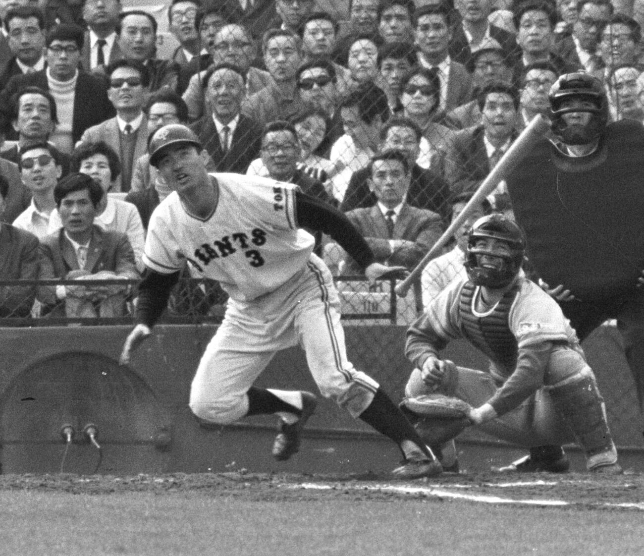 満塁本塁打を放つ巨人長嶋茂雄（68年4月17日撮影）