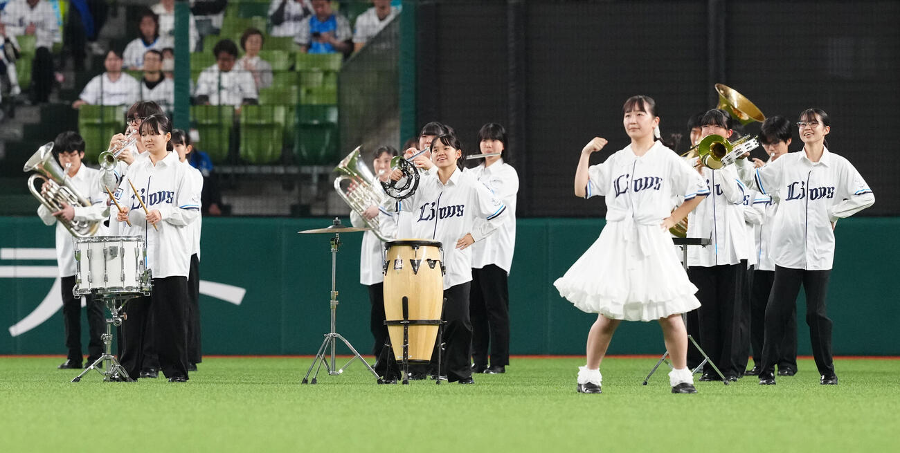 2025年6月3日、西武対ヤクルトの試合前、演奏パフォーマンスする花咲徳栄の吹奏楽部
