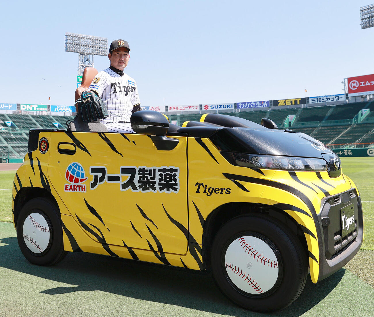 新しくなった甲子園球場のリリーフカーに搭乗し、笑顔を見せる阪神岩崎（撮影・上山淳一）