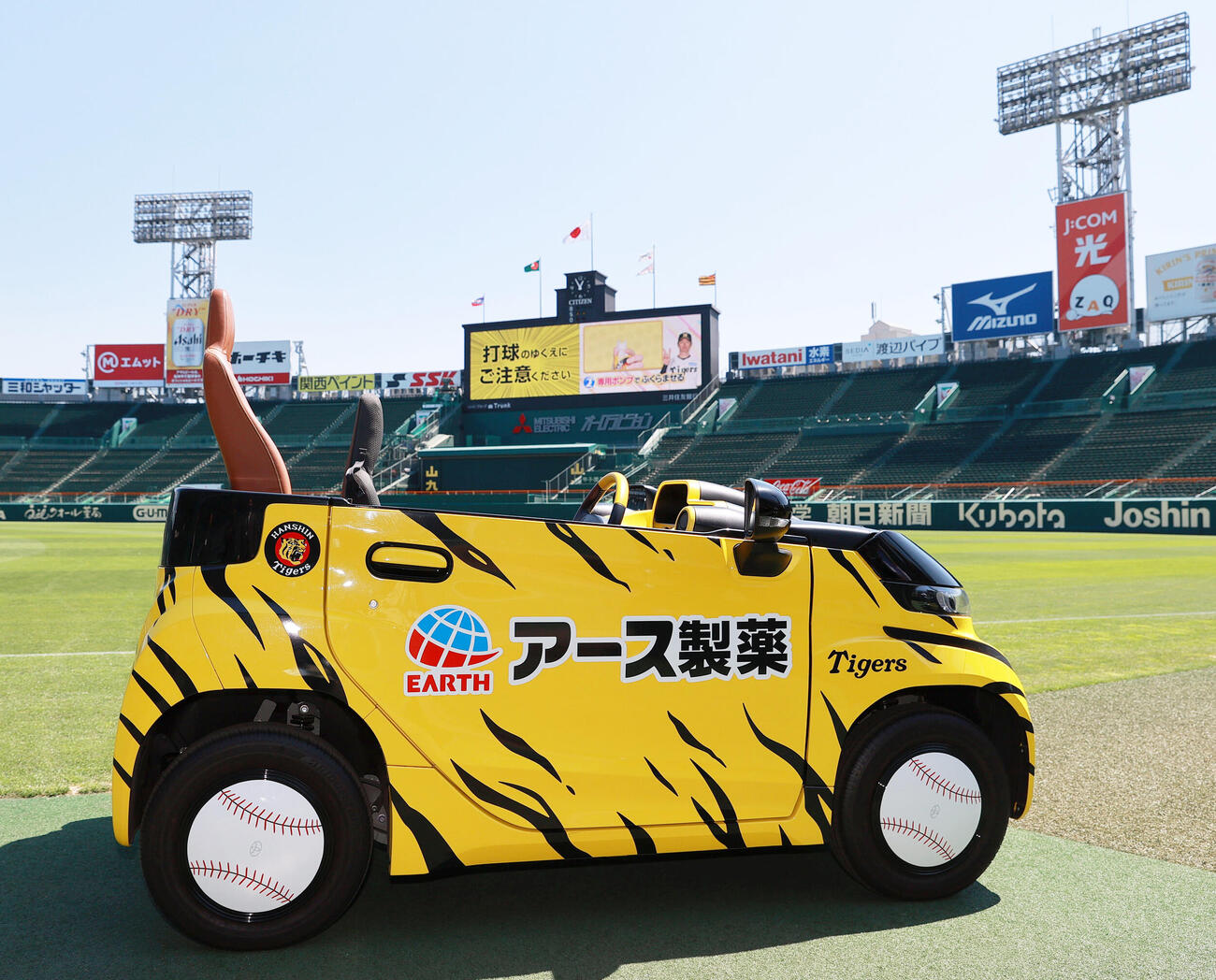 デザインを変更した甲子園球場のリリーフカー（撮影・上山淳一）