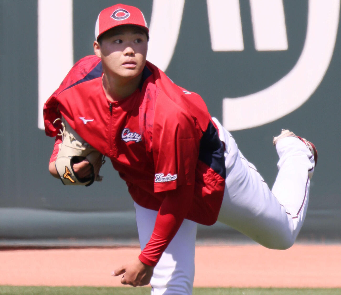 広島対巨人　試合前練習でキャッチボールをする高（撮影・加藤孝規）