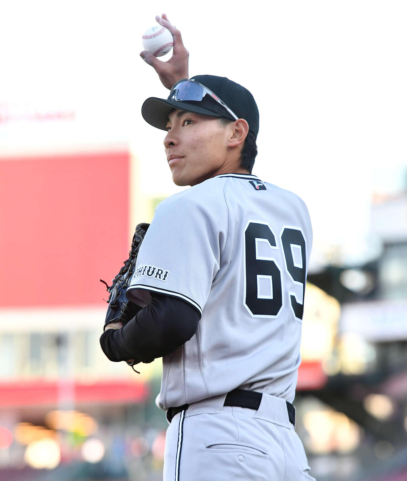 広島対巨人　試合前、ファンの声援に手を振りながらシートノックへ向かう巨人平山（撮影・岩下翔太）