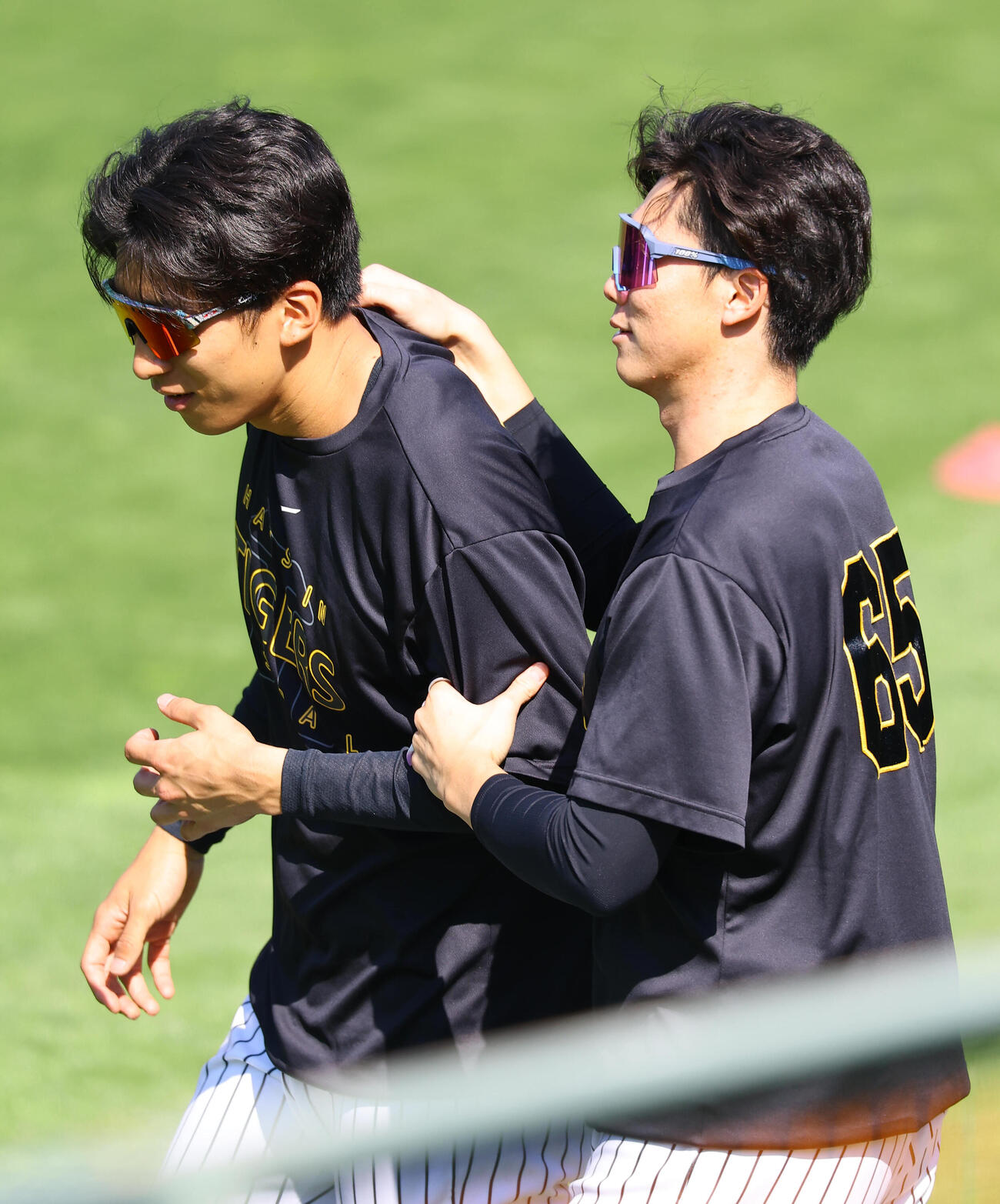 阪神対ヤクルト　湯浅（右）とじゃれあう茨木（撮影・上田博志）