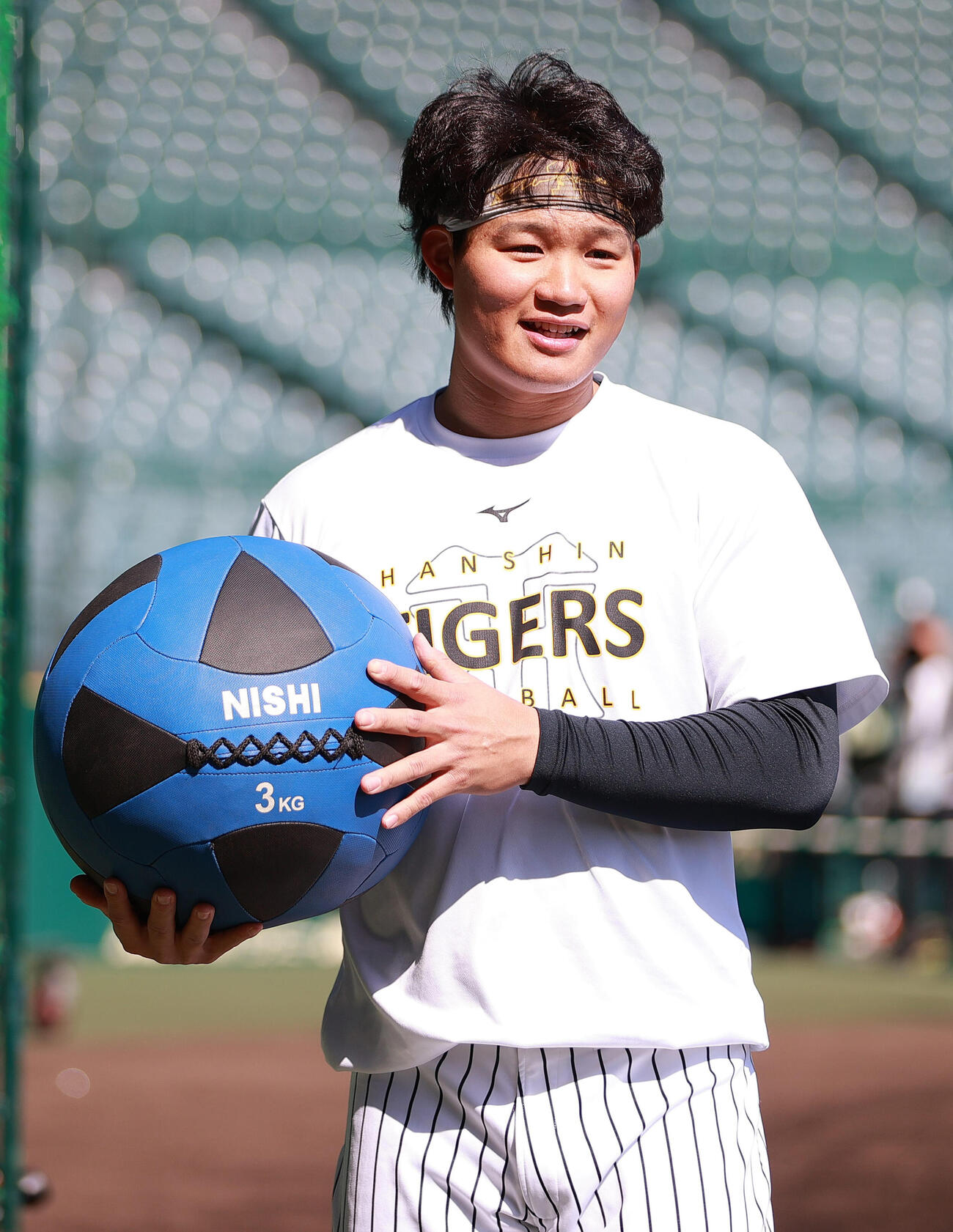 阪神対ヤクルト　試合前、トレーニングに励む阪神森下（撮影・上山淳一）