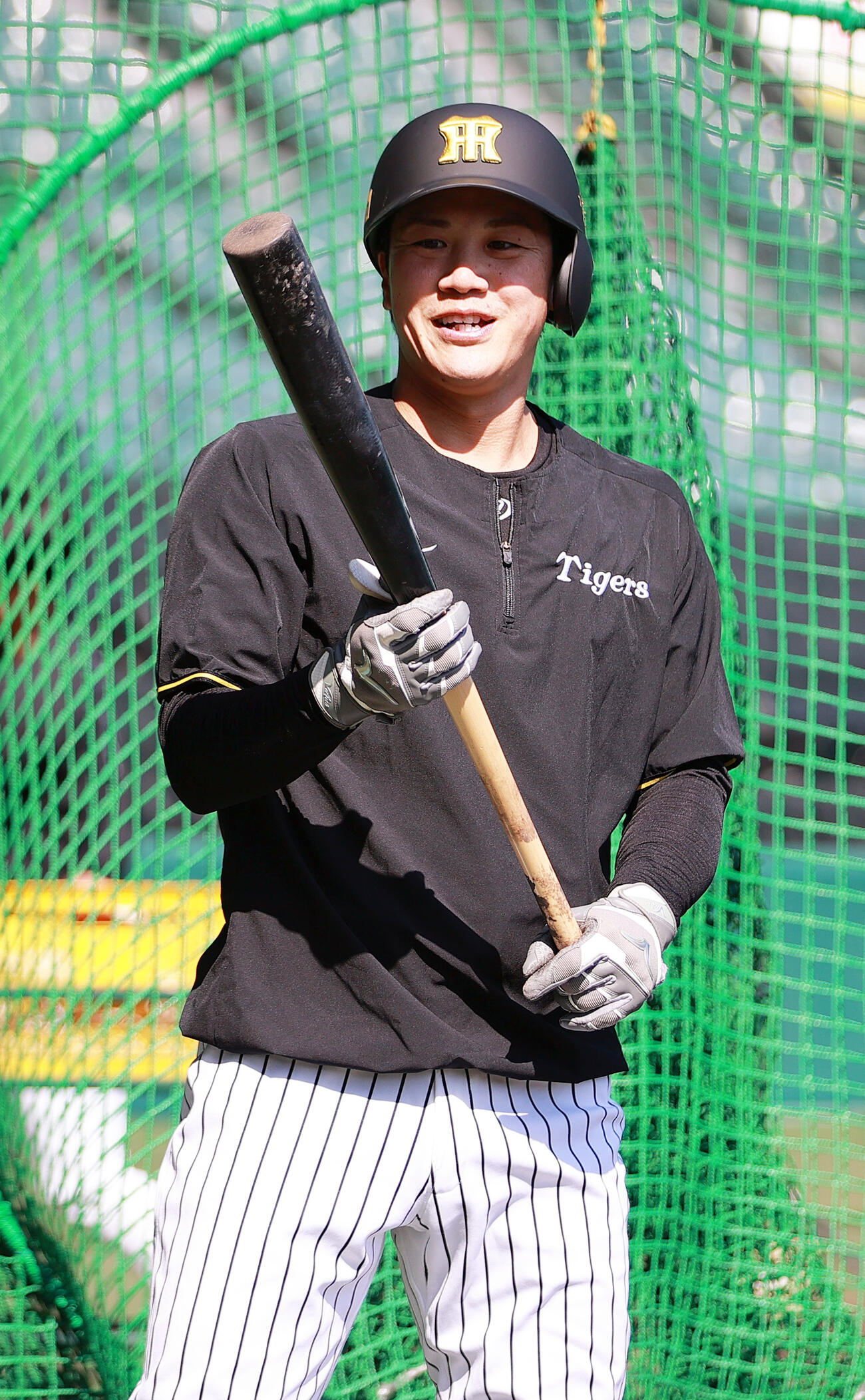 阪神対ヤクルト　試合前の練習に励む阪神伏見寅威（撮影・上山淳一）