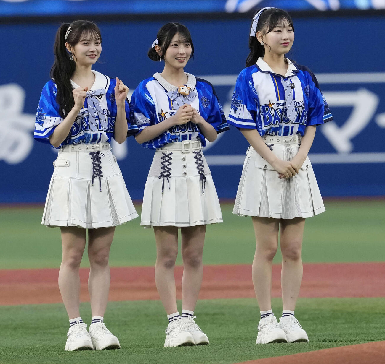 DeNA対中日　始球式を務めるAKB48千葉恵里を見守る、左から伊藤百花、佐藤綺星、徳永羚海（撮影・小島史椰）