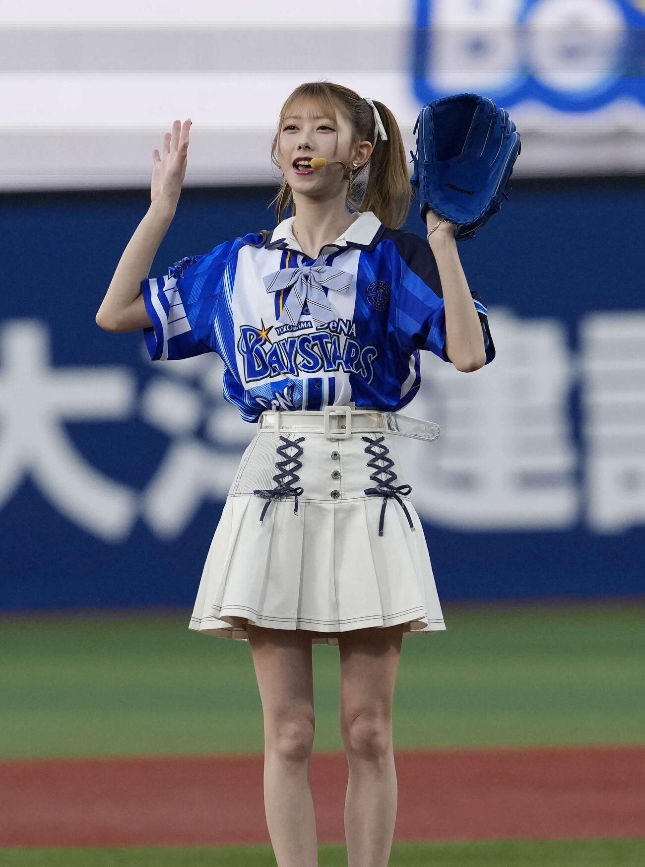 DeNA対中日　始球式を務めるAKB48千葉恵里（撮影・小島史椰）