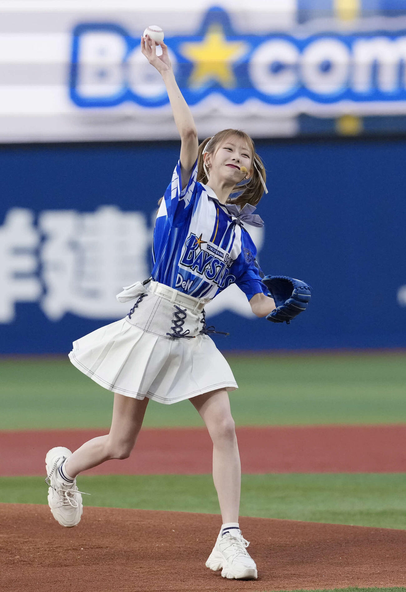 DeNA対中日　始球式を務めるAKB48千葉恵里（撮影・小島史椰）