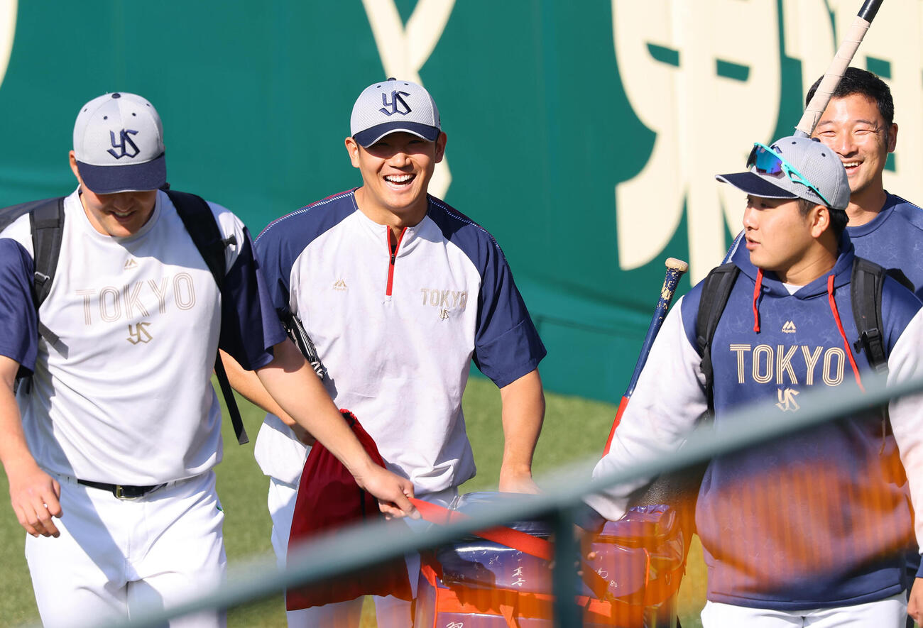 阪神対ヤクルト　奥川（中央）は笑顔を見せながらグラウンドに入る（撮影・上田博志）