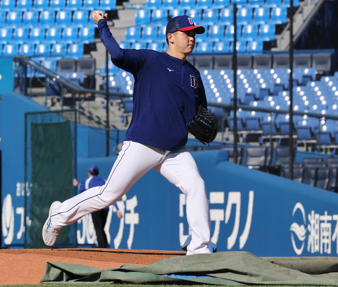 DeNA対中日　試合前にマウンドを確認する中日中西（撮影・野上伸悟）