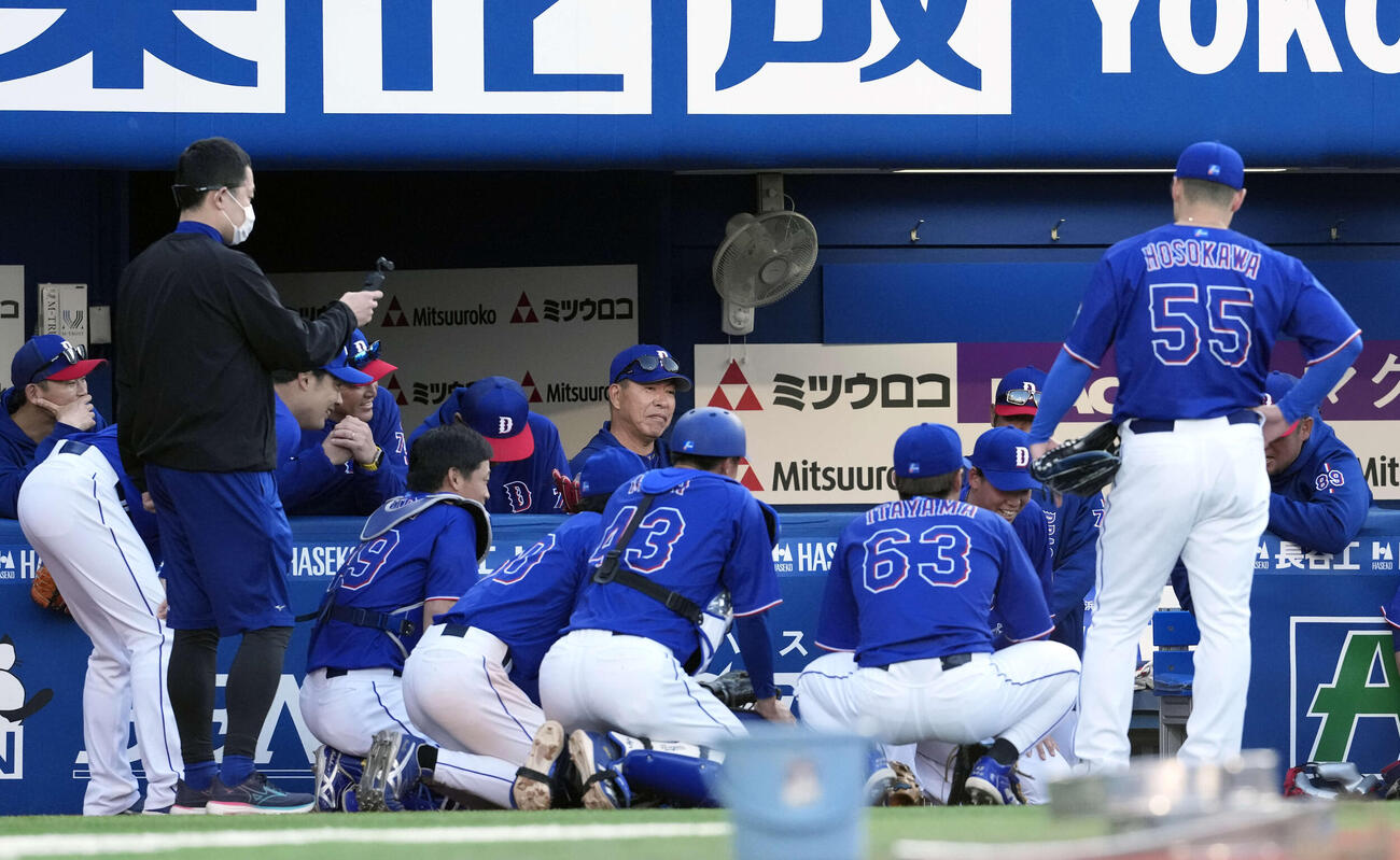 DeNA対中日　試合前に円陣を組む中日の選手たち（撮影・小島史椰）