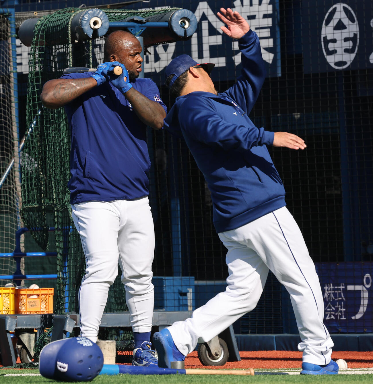 DeNA対中日　試合前に松中コーチ（手前）から打撃指導を受ける中日サノー（撮影・野上伸悟）