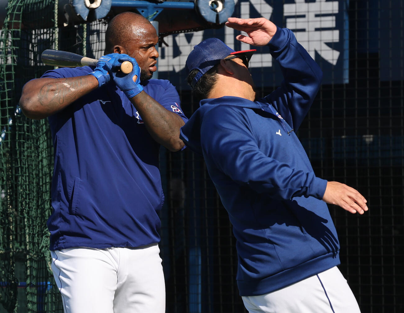 DeNA対中日　試合前に松中コーチ（手前）から打撃指導を受ける中日サノー（撮影・野上伸悟）