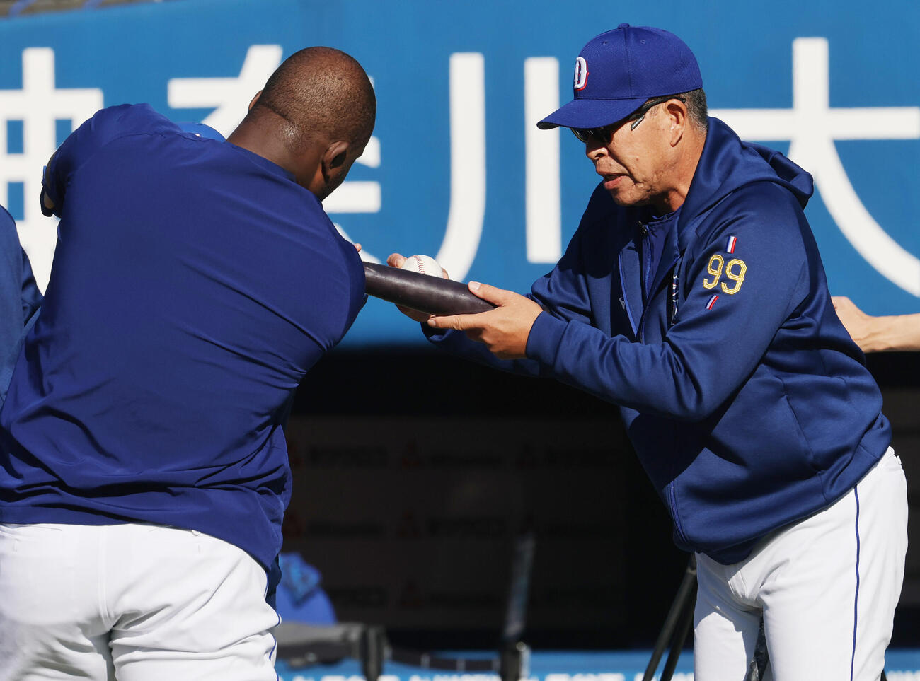 DeNA対中日　試合前にサノー（左）に打撃指導する中日井上監督（撮影・野上伸悟）