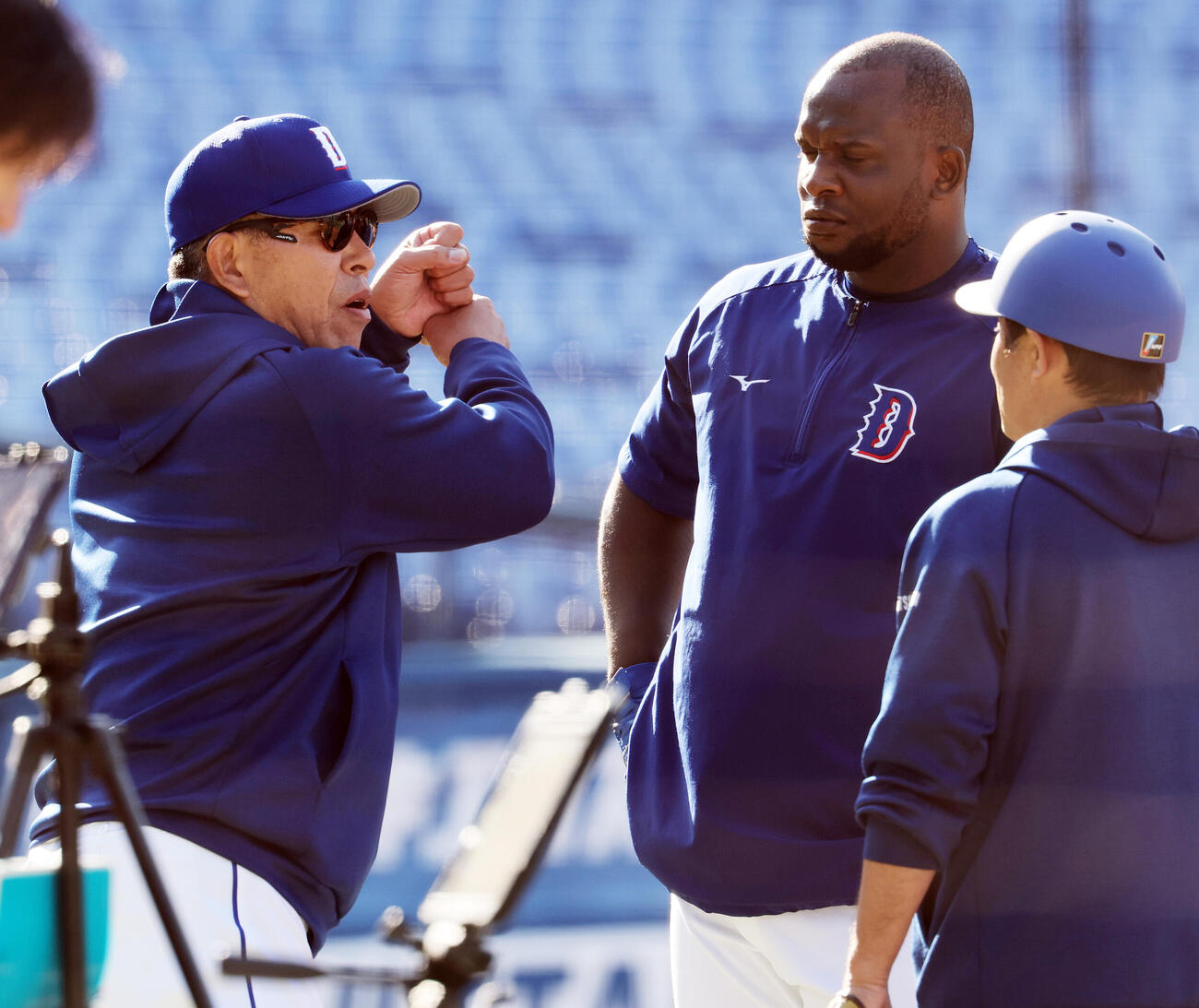 DeNA対中日　試合前にサノー（右）に打撃指導する中日井上監督（撮影・野上伸悟）
