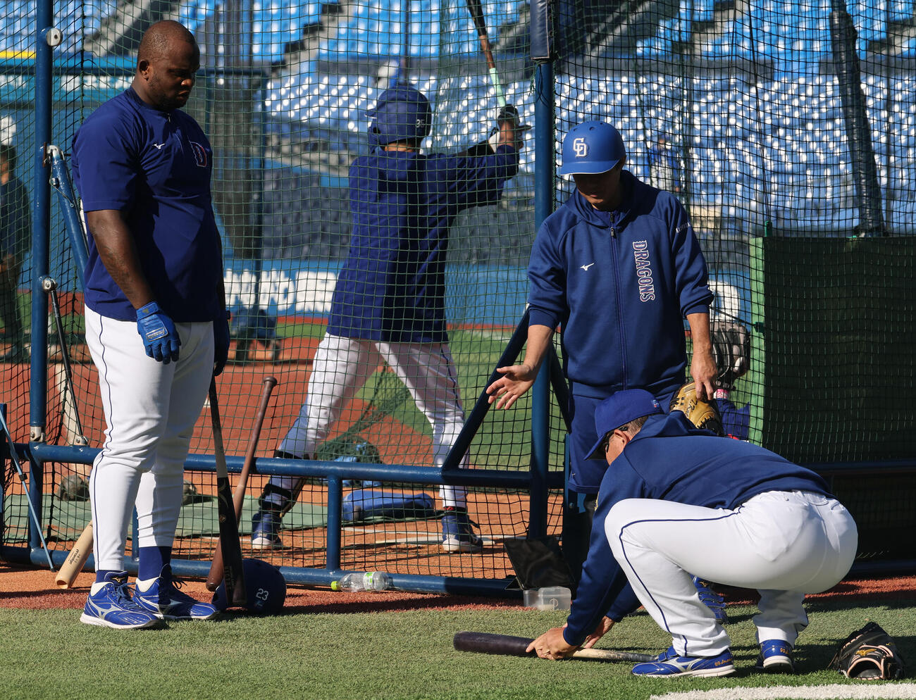 DeNA対中日　試合前にサノー（左）に打撃指導する中日井上監督（撮影・野上伸悟）