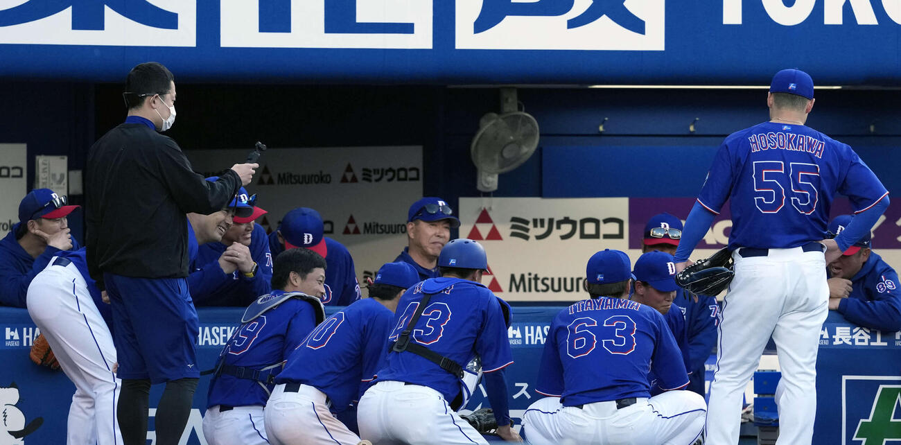 DeNA対中日　試合前に円陣を組む中日の選手たち（撮影・小島史椰）