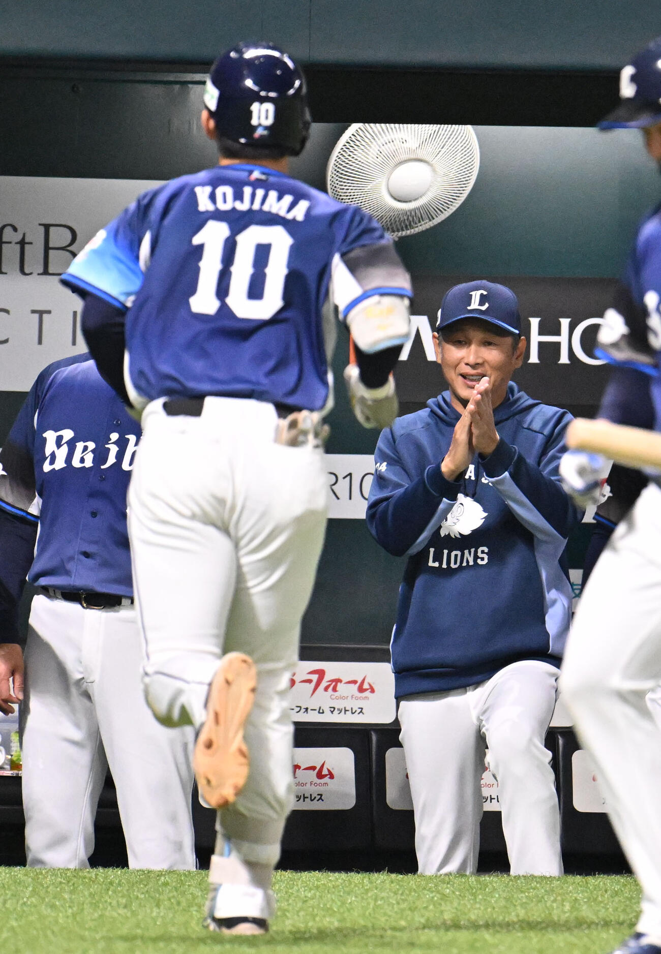 ソフトバンク対西武　1回表西武2死、小島（左）は先制本塁打を放ち西口監督から祝福を受ける（撮影・林敢治）