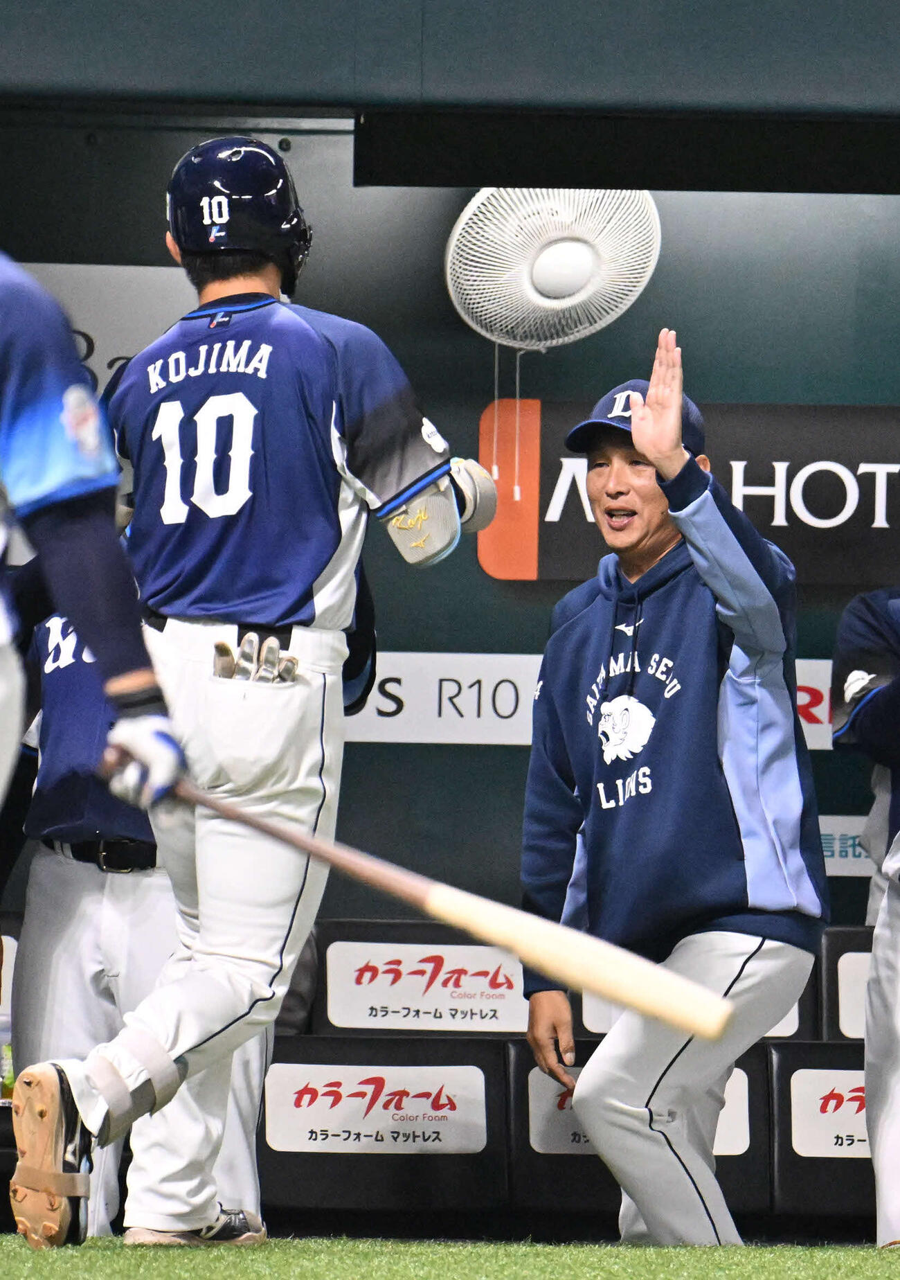 ソフトバンク対西武　1回表西武2死、小島（左）は先制本塁打を放ち西口監督とタッチを交わす（撮影・林敢治）