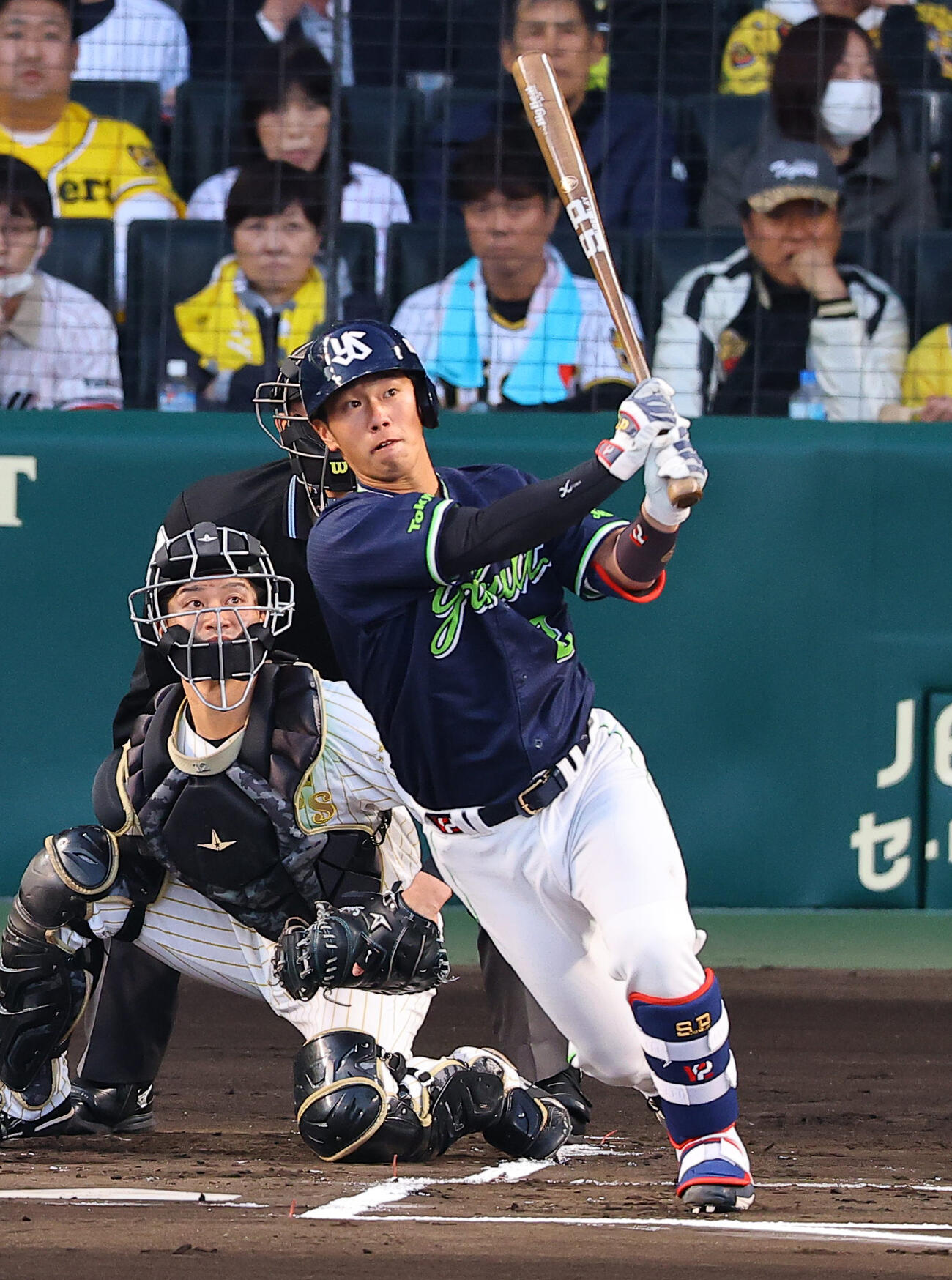 阪神対ヤクルト　1回表ヤクルト1死三塁、古賀は先制となる犠飛を放つ（撮影・上田博志）