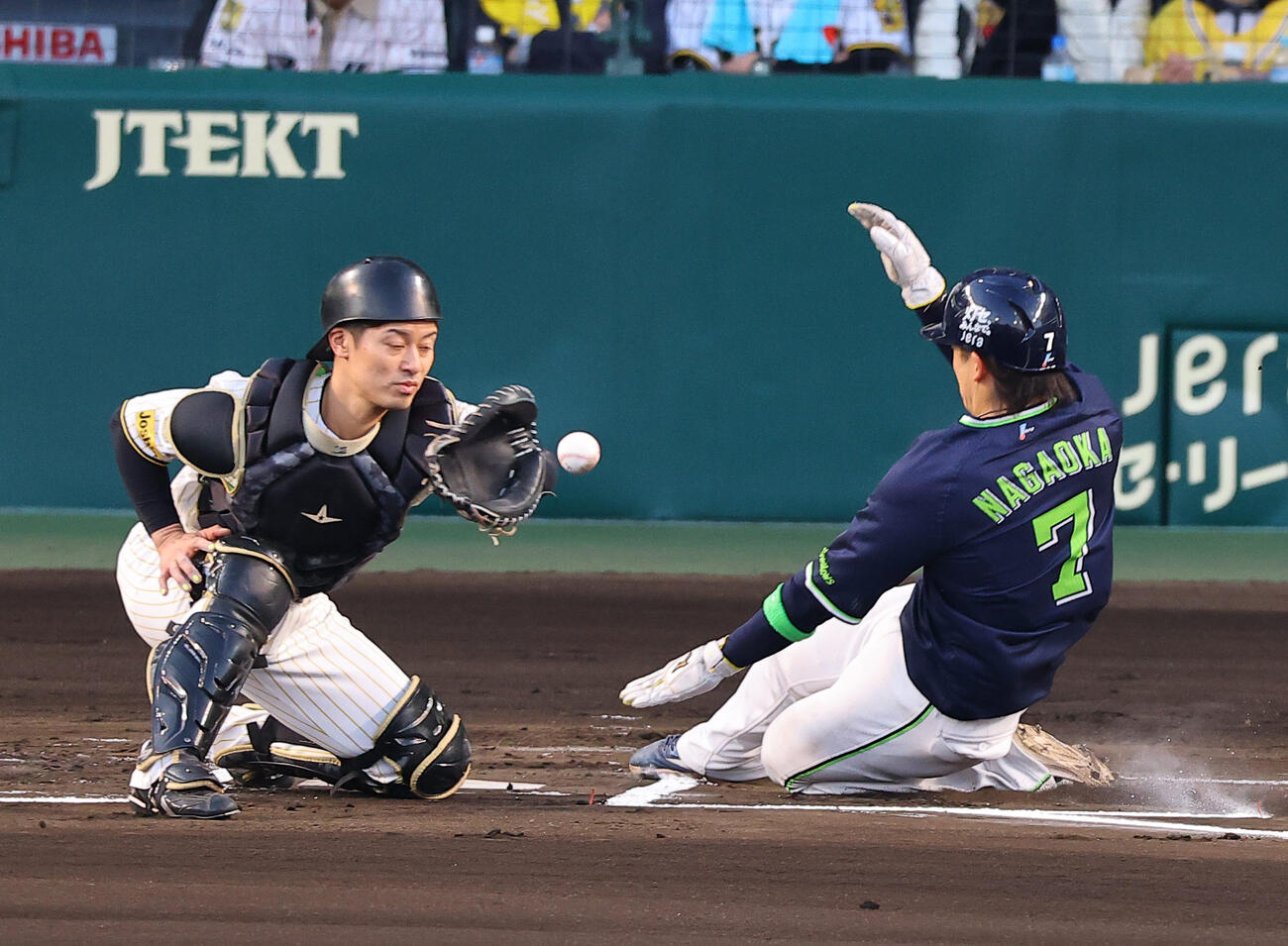 阪神対ヤクルト　1回表ヤクルト1死三塁、長岡は古賀の犠飛で生還する（撮影・上田博志）