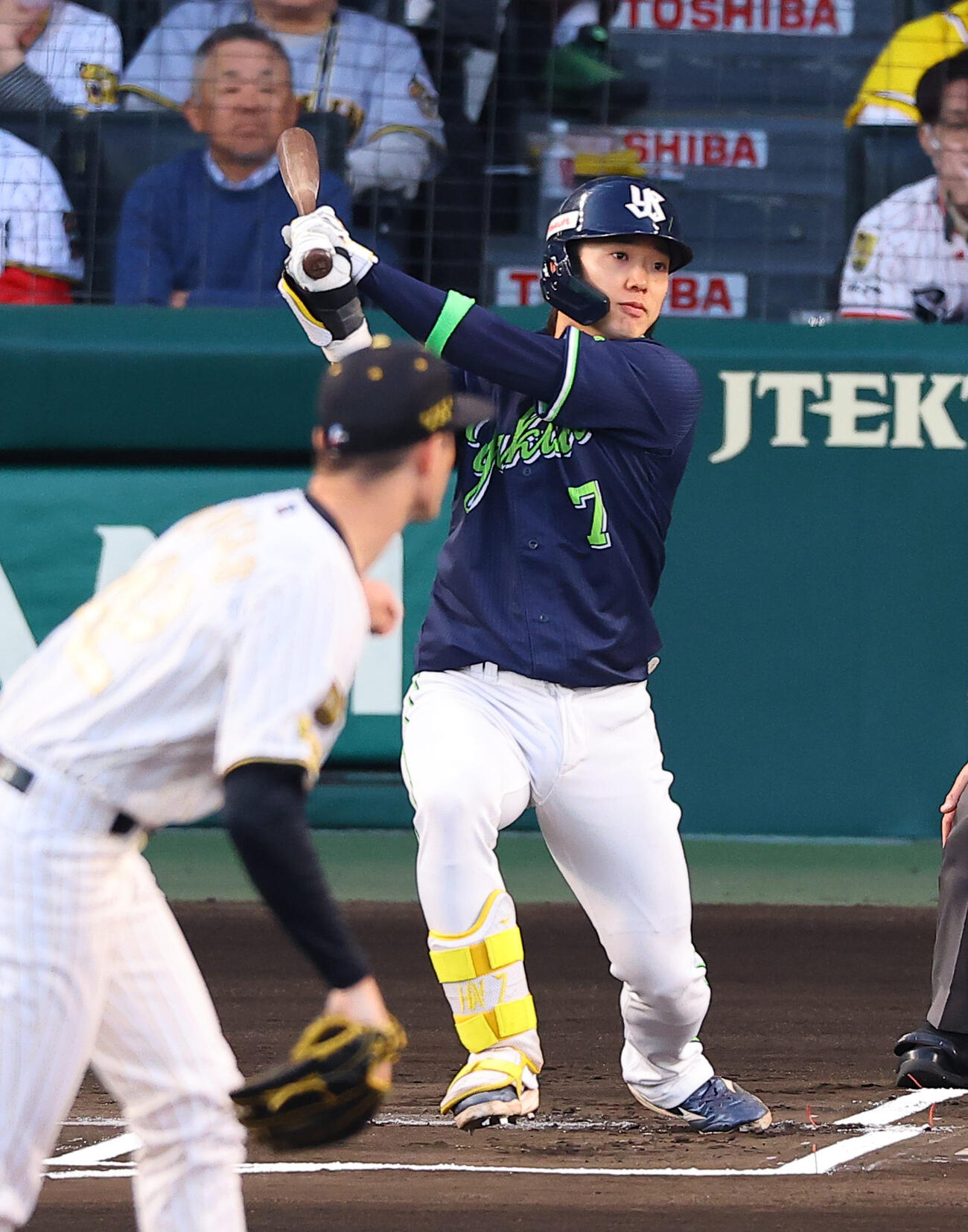 阪神対ヤクルト　1回表ヤクルト無死、長岡は三塁打を放つ（撮影・上田博志）