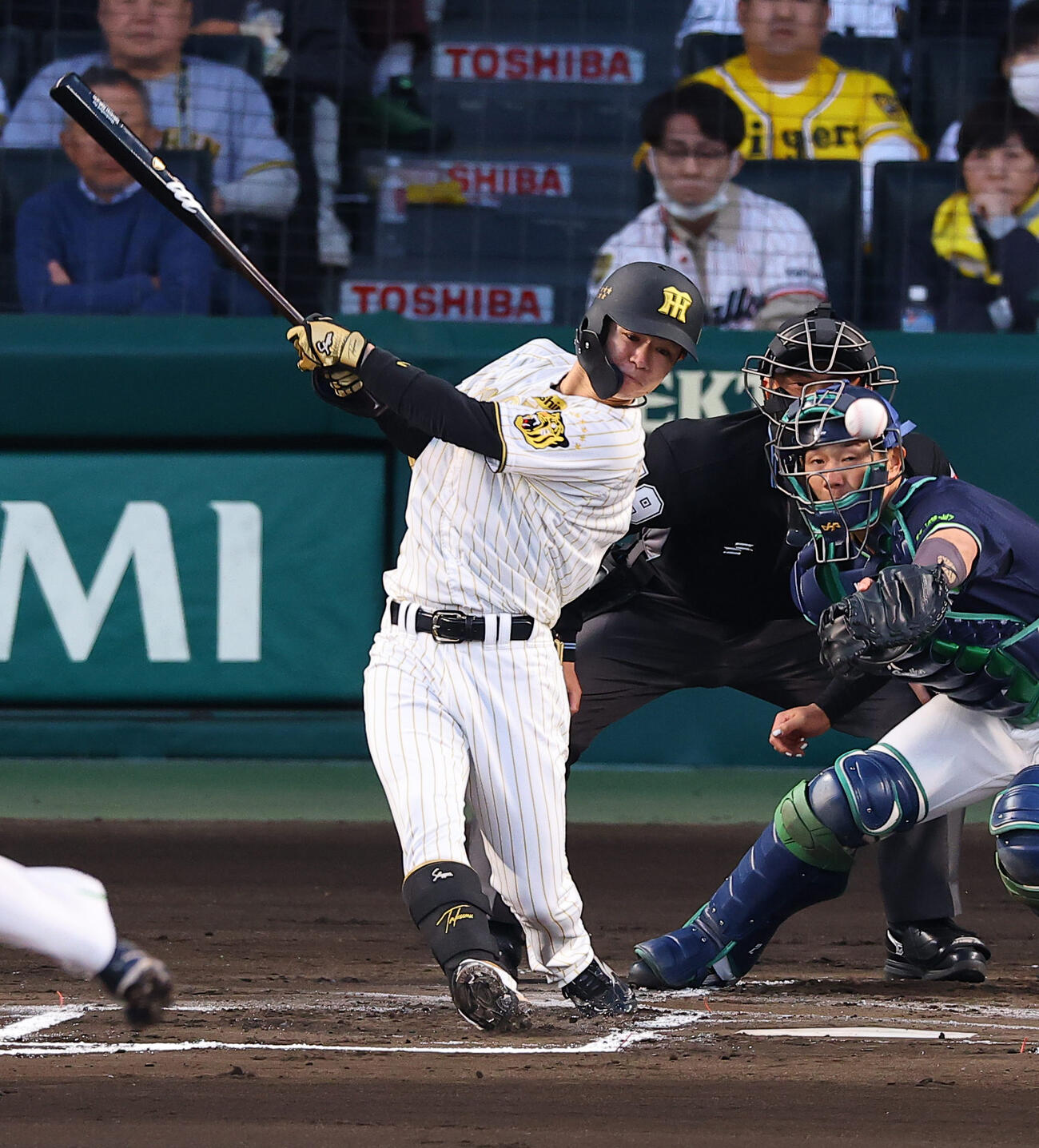 阪神対ヤクルト　1回裏阪神無死一塁、中野は安打を放つ（撮影・上田博志）