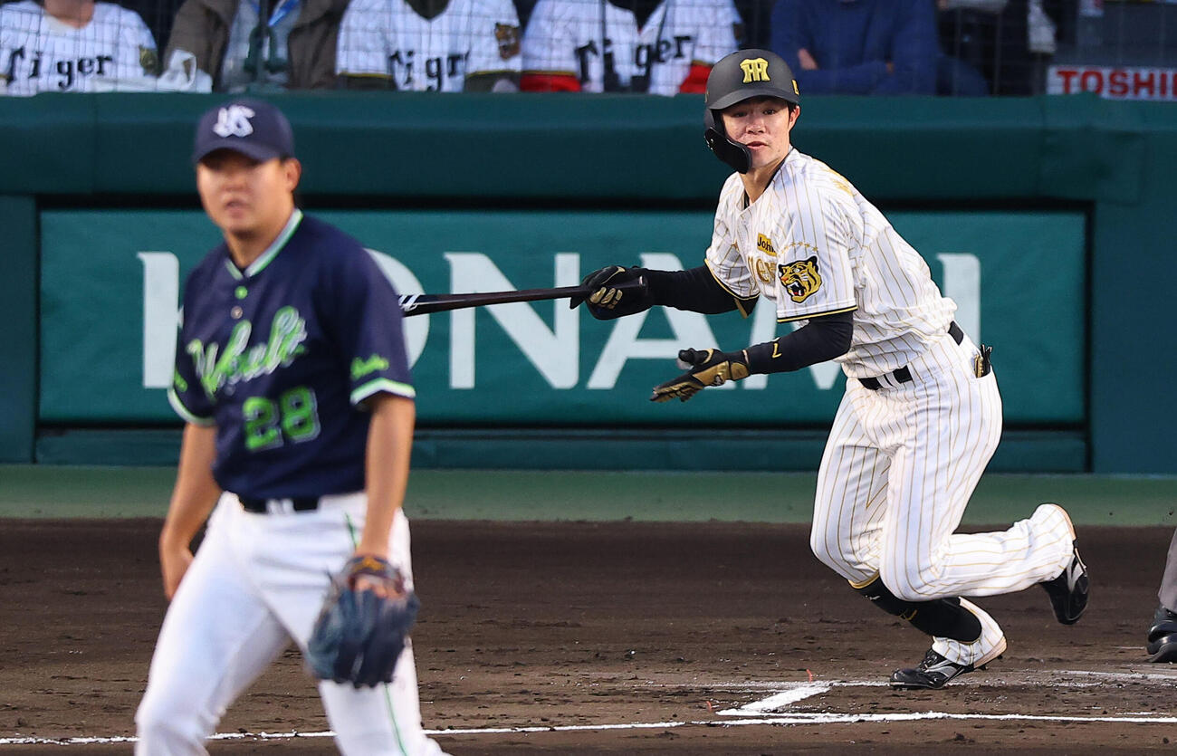 阪神対ヤクルト　1回裏阪神無死一塁、中野は安打を放つ（撮影・上田博志）