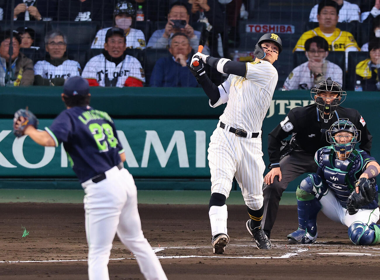 阪神対ヤクルト　1回裏阪神1死一、三塁、佐藤は同点犠飛を放つ（撮影・上田博志）