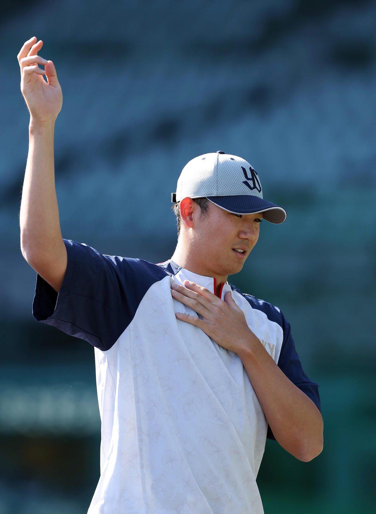 阪神対ヤクルト　試合前練習に臨むヤクルト奥川（撮影・前田充）
