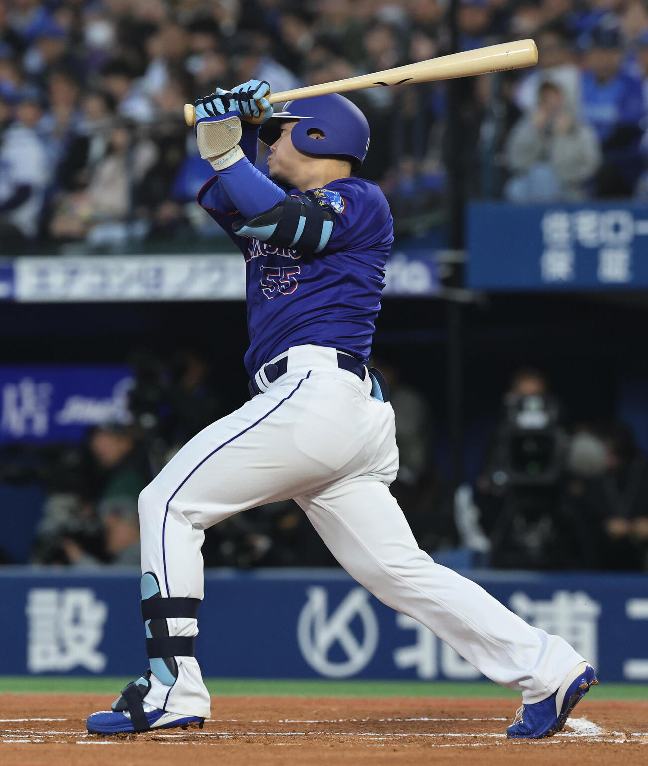 DeNA対中日　1回表中日2死三塁、先制2点本塁打を放つ細川（撮影・野上伸悟）