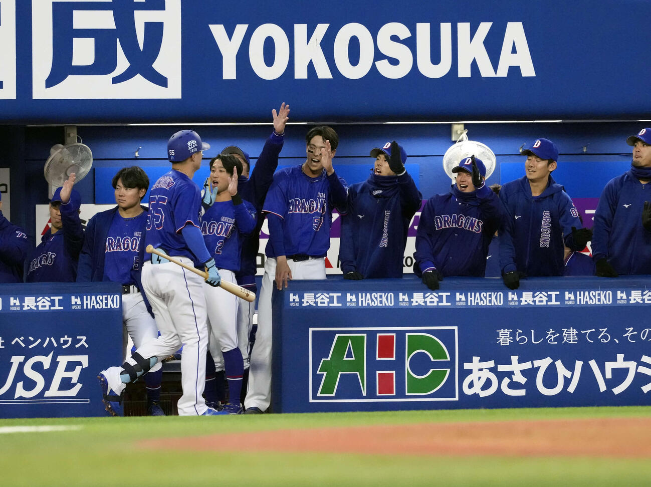 DeNA対中日　1回表中日2死三塁、先制2点本塁打を放ちナインから祝福される細川（撮影・小島史椰）