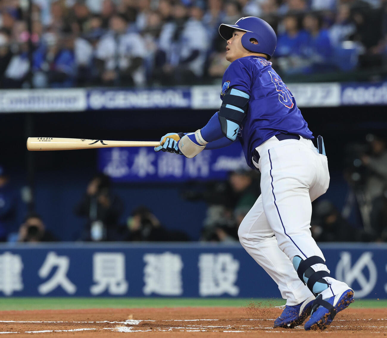 DeNA対中日　1回表中日2死三塁、先制2点本塁打を放つ細川（撮影・野上伸悟）