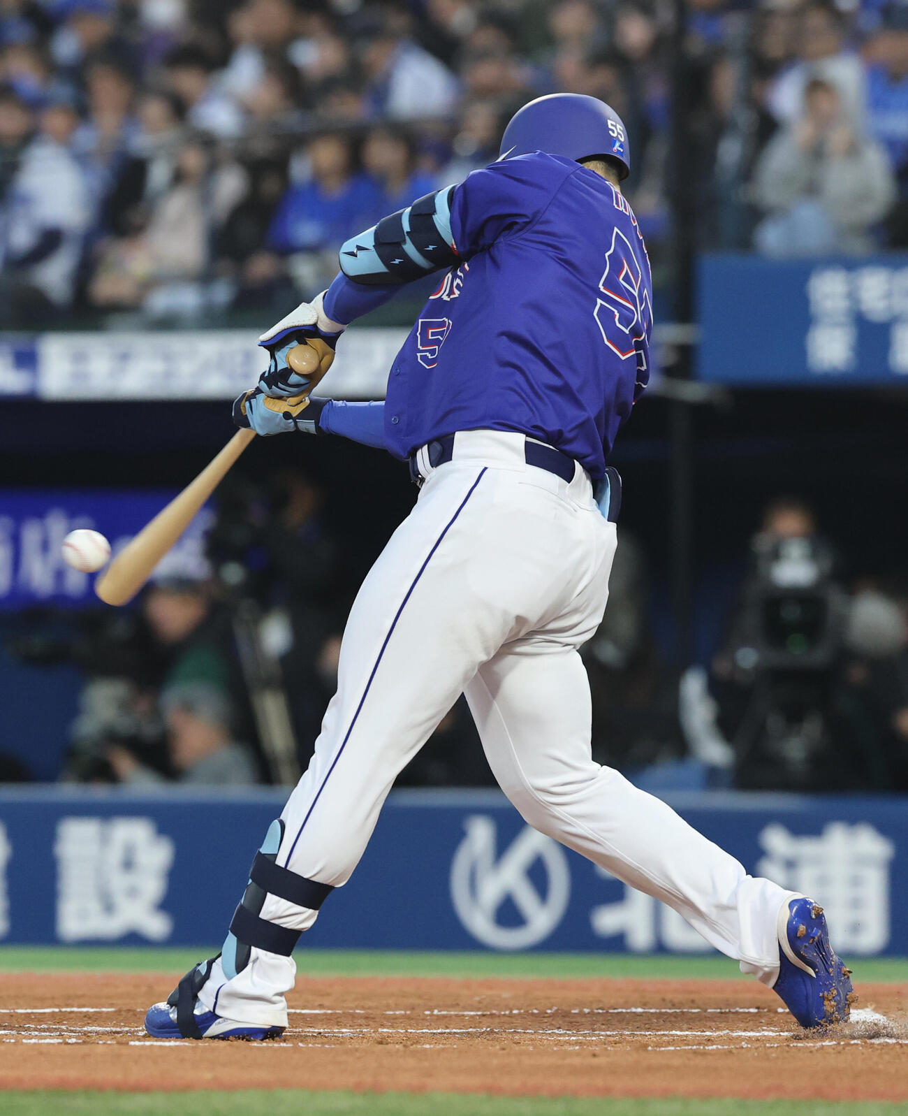 DeNA対中日　1回表中日2死三塁、先制2点本塁打を放つ細川（撮影・野上伸悟）