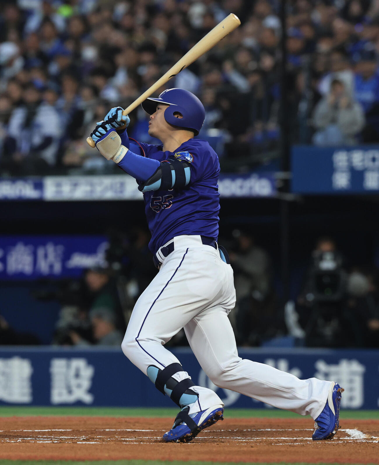 DeNA対中日　1回表中日2死三塁、先制2点本塁打を放つ細川（撮影・野上伸悟）