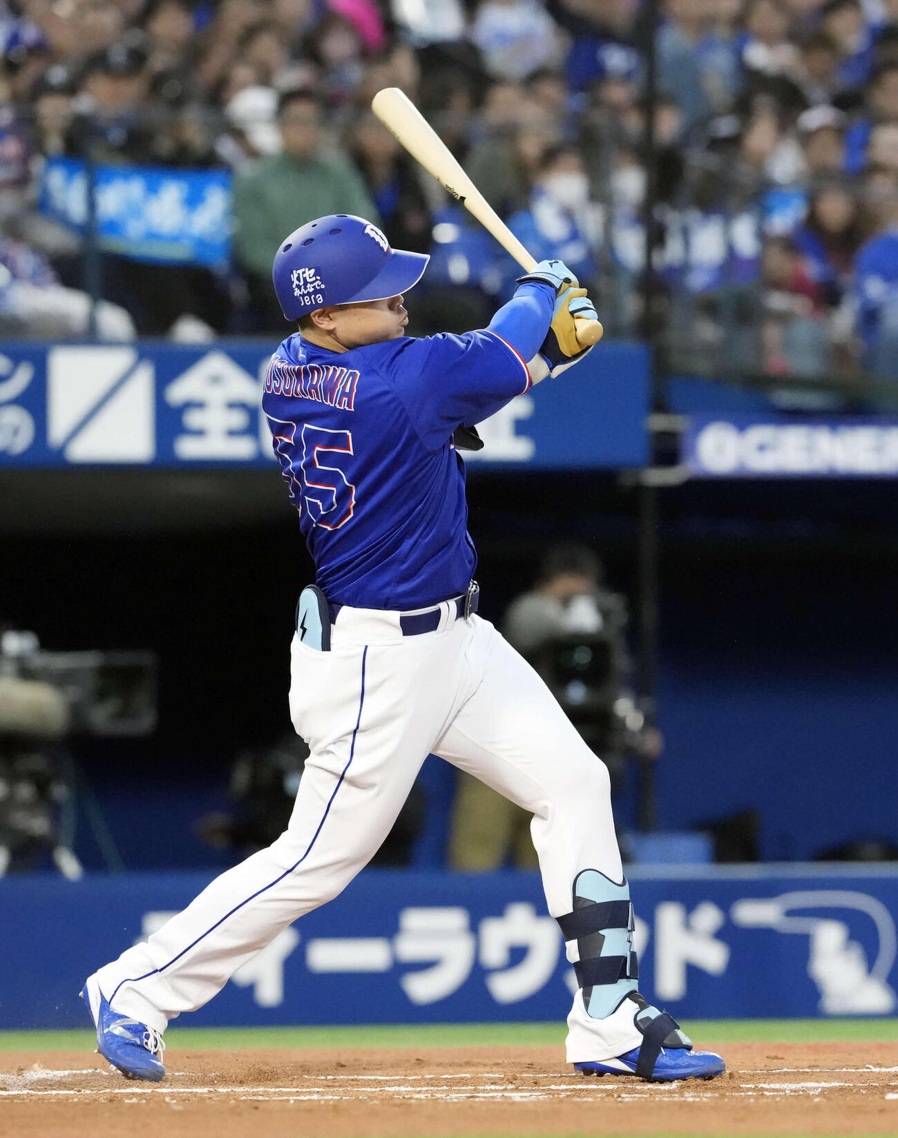 DeNA対中日　1回表中日2死三塁、先制2点本塁打を放つ細川（撮影・小島史椰）