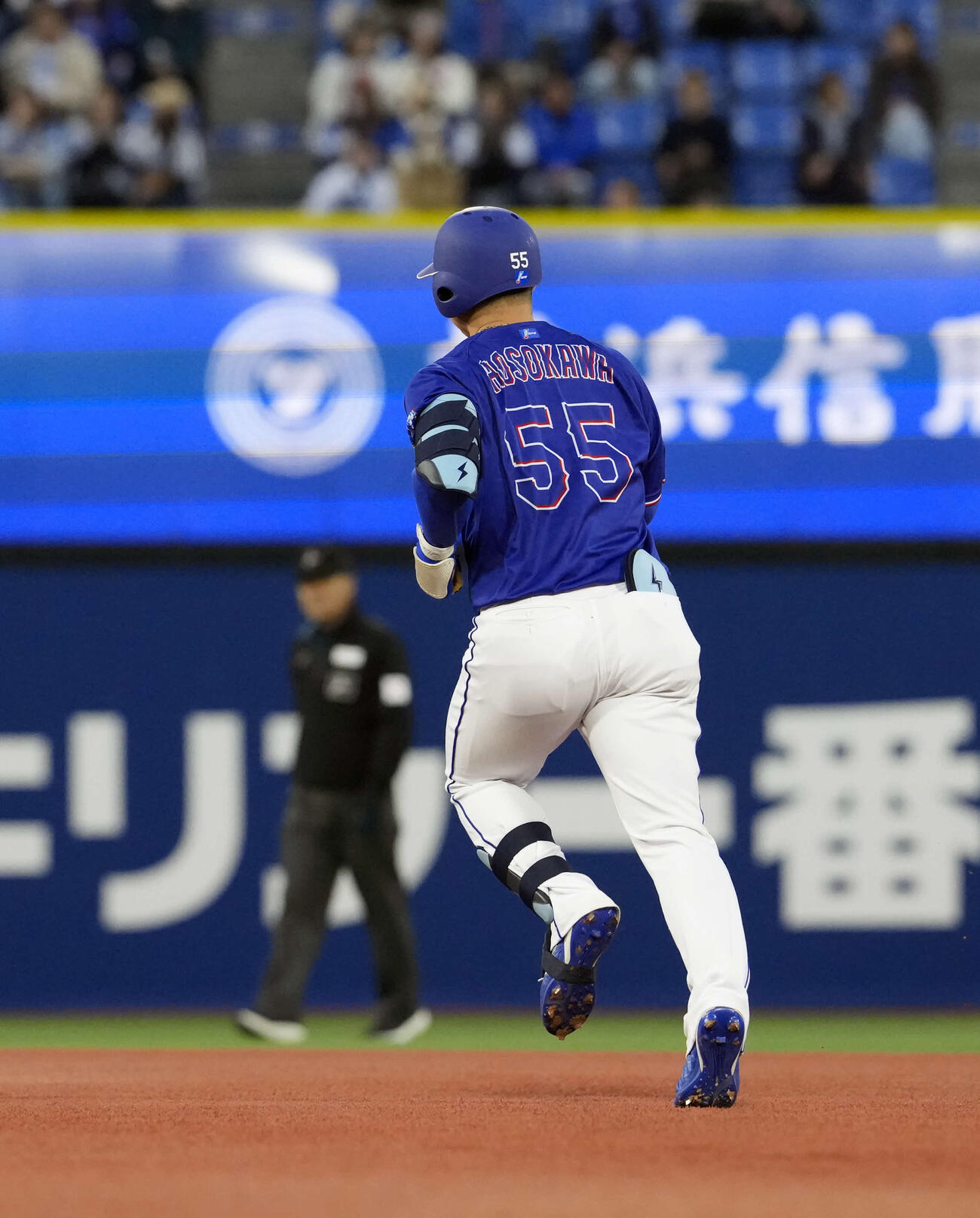 DeNA対中日　1回表中日2死三塁、先制2点本塁打を放つ細川（撮影・小島史椰）