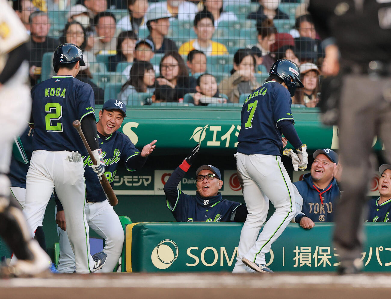 阪神対ヤクルト　1回表ヤクルト1死三塁、池山監督は左犠飛を放った古賀（手前左）と生還した三走長岡（手前右）を出迎える（撮影・上山淳一）