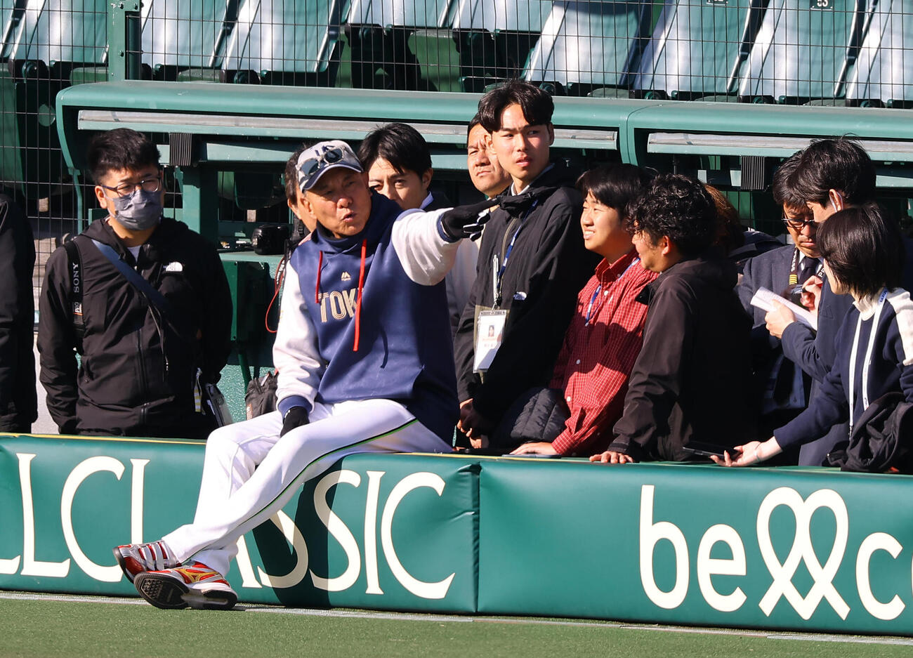 阪神対ヤクルト　記者と話をする池山監督（撮影・上田博志）