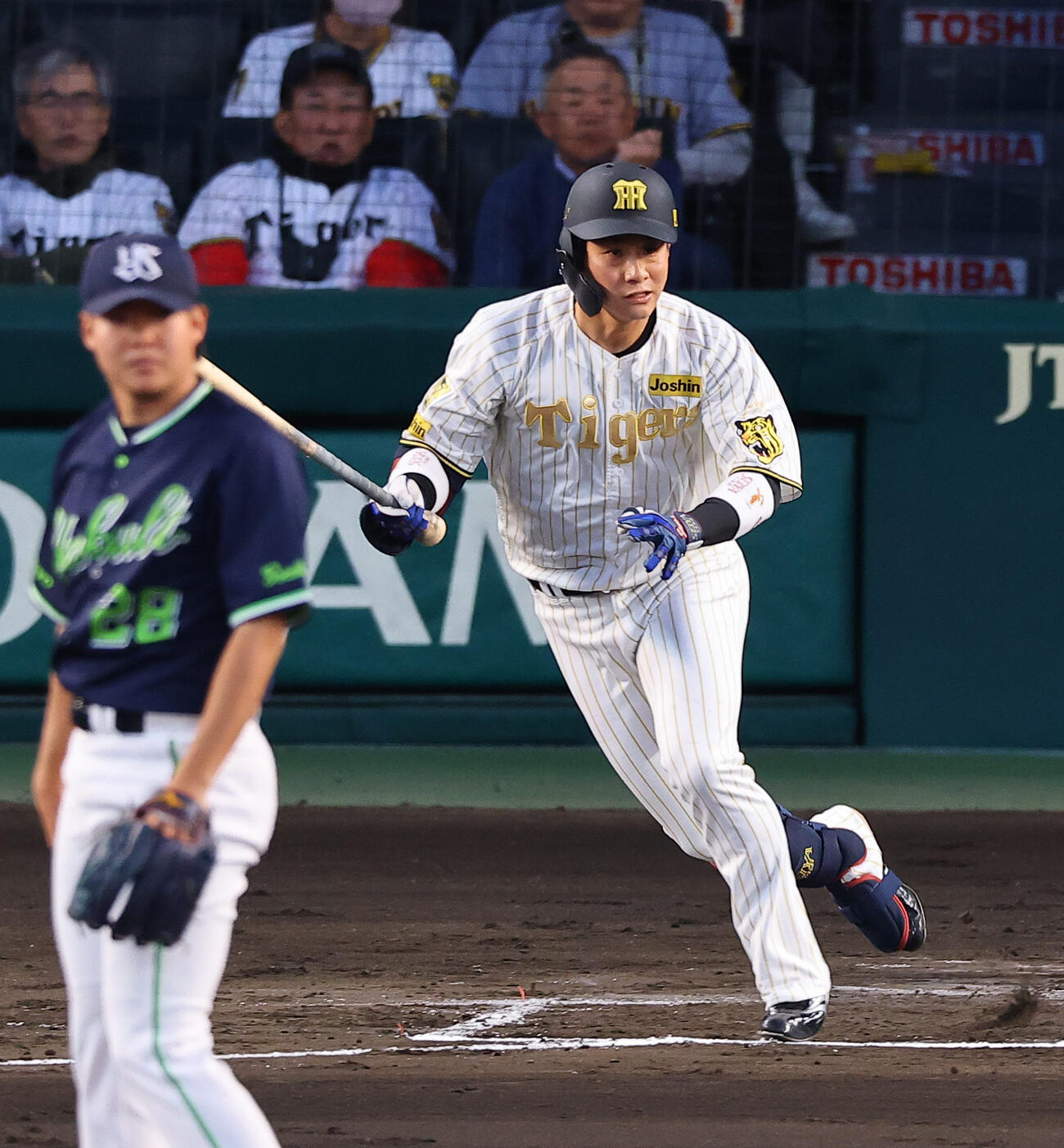 阪神対ヤクルト　1回裏阪神2死一、二塁、木浪は勝ち越し適時打を放つ（撮影・上田博志）