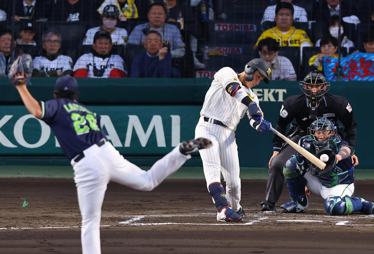 阪神対ヤクルト　1回裏阪神2死一、二塁、適時打を放つ木浪（撮影・上田博志）