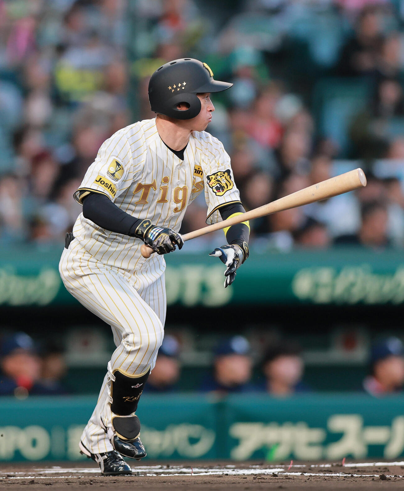 阪神対ヤクルト　1回裏阪神無死、安打を放つ近本（撮影・上山淳一）