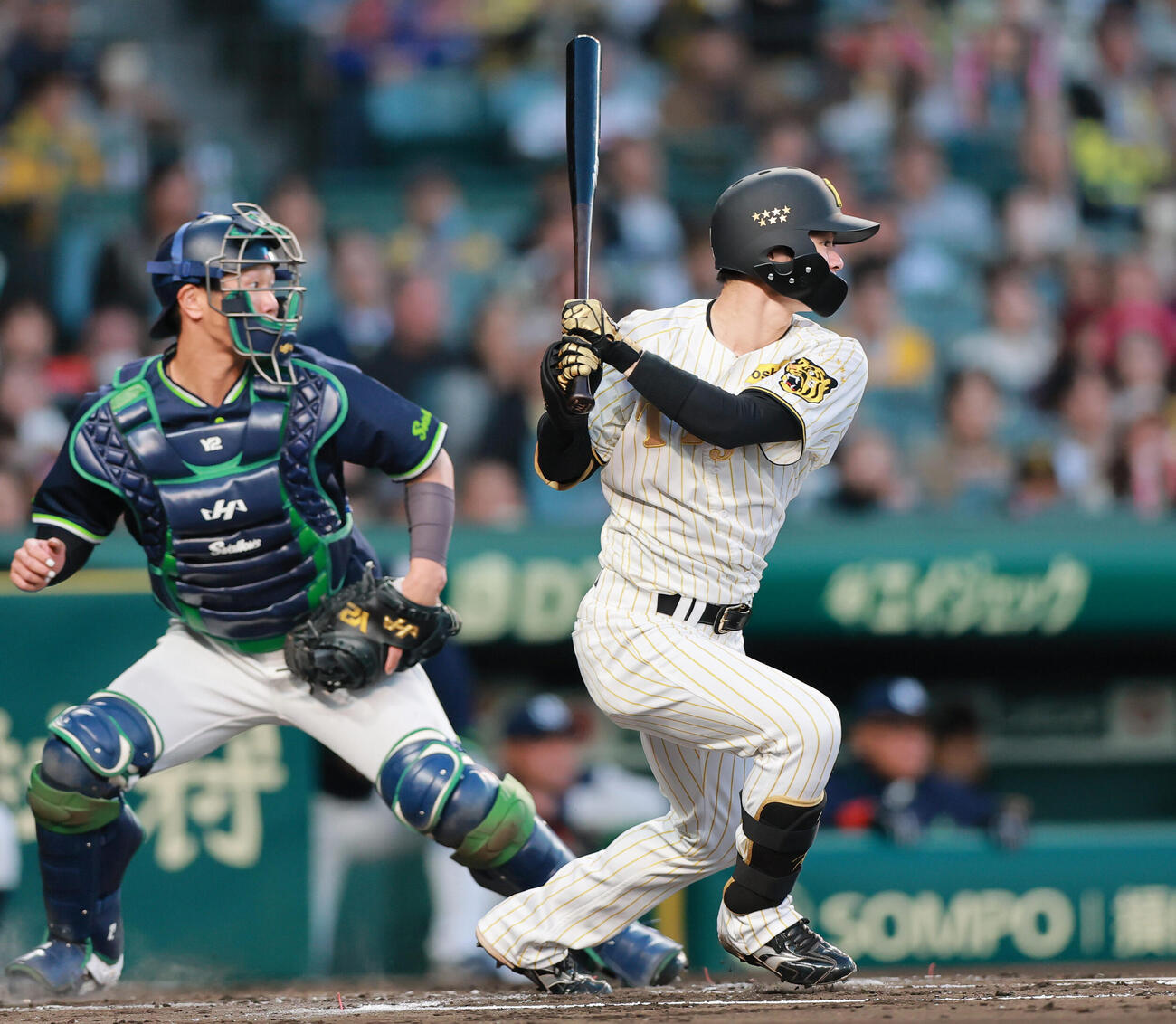 阪神対ヤクルト　1回裏阪神無死一塁、安打を放つ中野（撮影・上山淳一）
