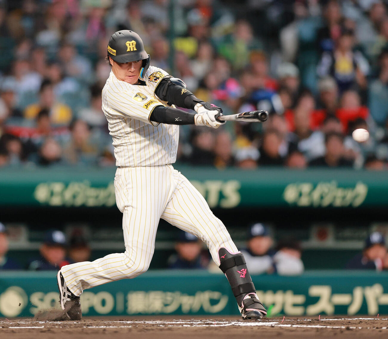 阪神対ヤクルト　1回裏阪神2死一塁、安打を放つ大山（撮影・上山淳一）