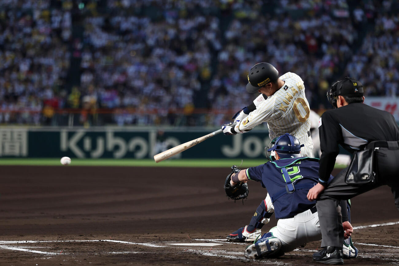 阪神対ヤクルト　1回裏阪神2死一、二塁、勝ち越しの左前適時打を放つ木浪（撮影・前田充）