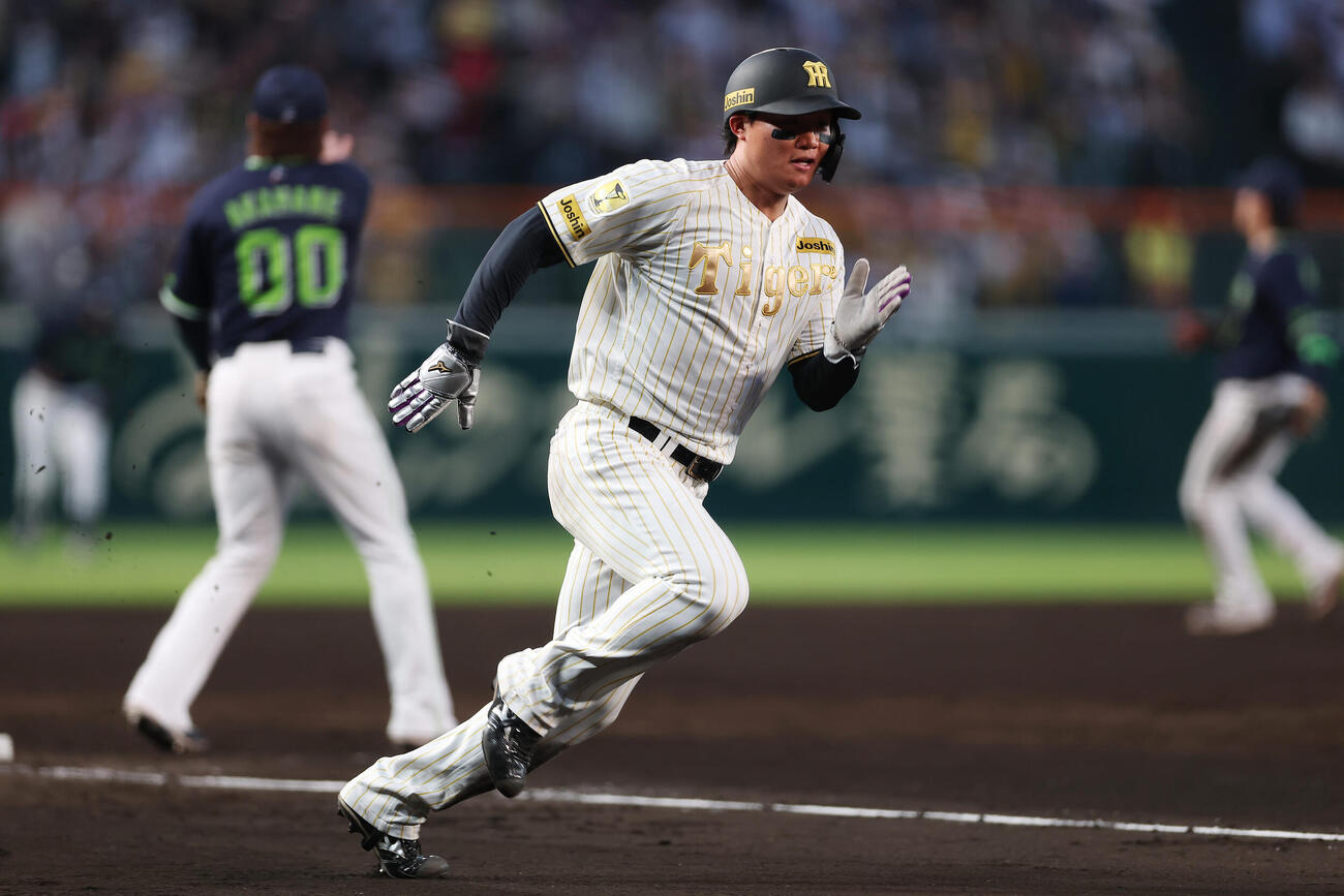 阪神対ヤクルト　1回裏阪神2死一、二塁、木浪の適時打で本塁へ向かう二走森下（撮影・前田充）