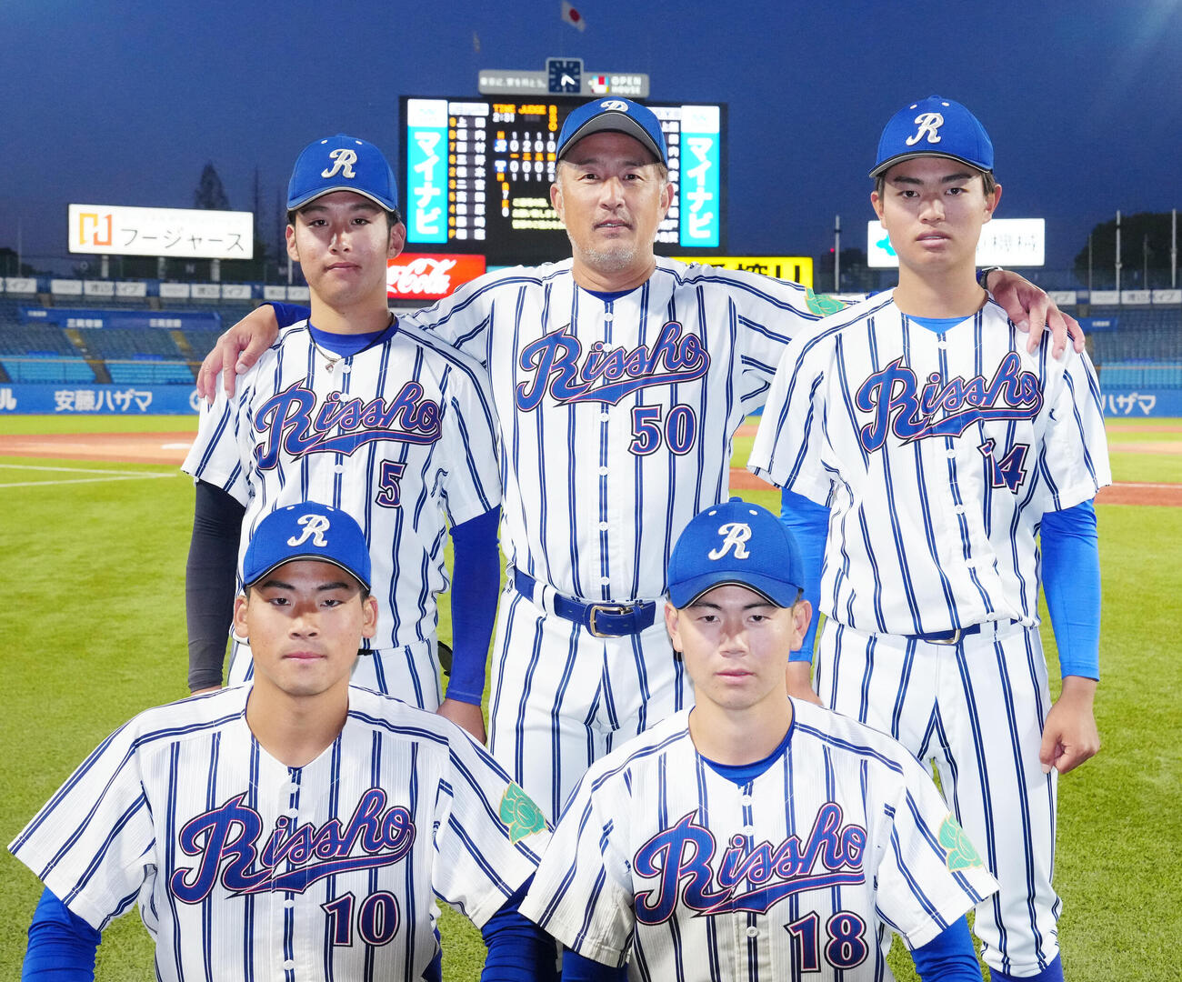 立正大対東洋大　試合後、選手たちと写真に納まる立正大・金剛監督（中央）。前列左は高田、同右は田中昇、後列左は三好、同右は大村（撮影・江口和貴）