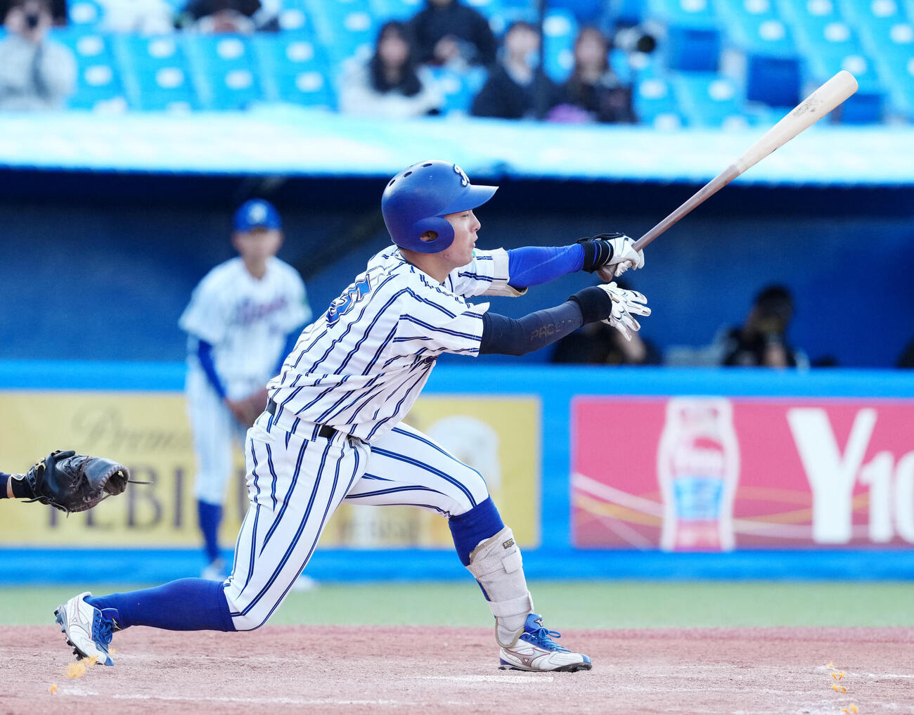 立正大対東洋大　5回表立正大2死一、二塁、2点適時二塁打を放つ三好（撮影・江口和貴）