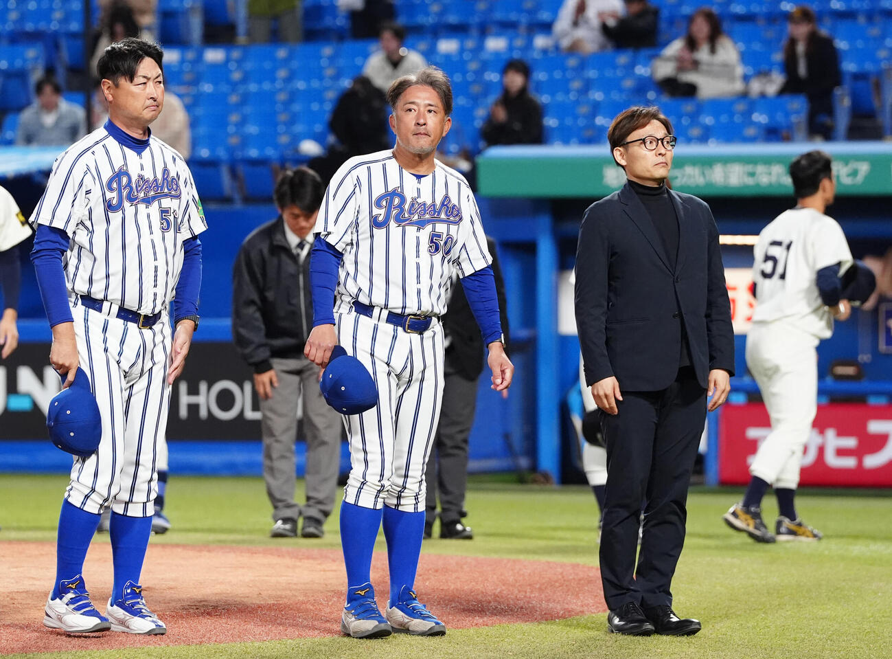 立正大対東洋大　試合後、あいさつする立正大・金剛監督（中央）（撮影・江口和貴）