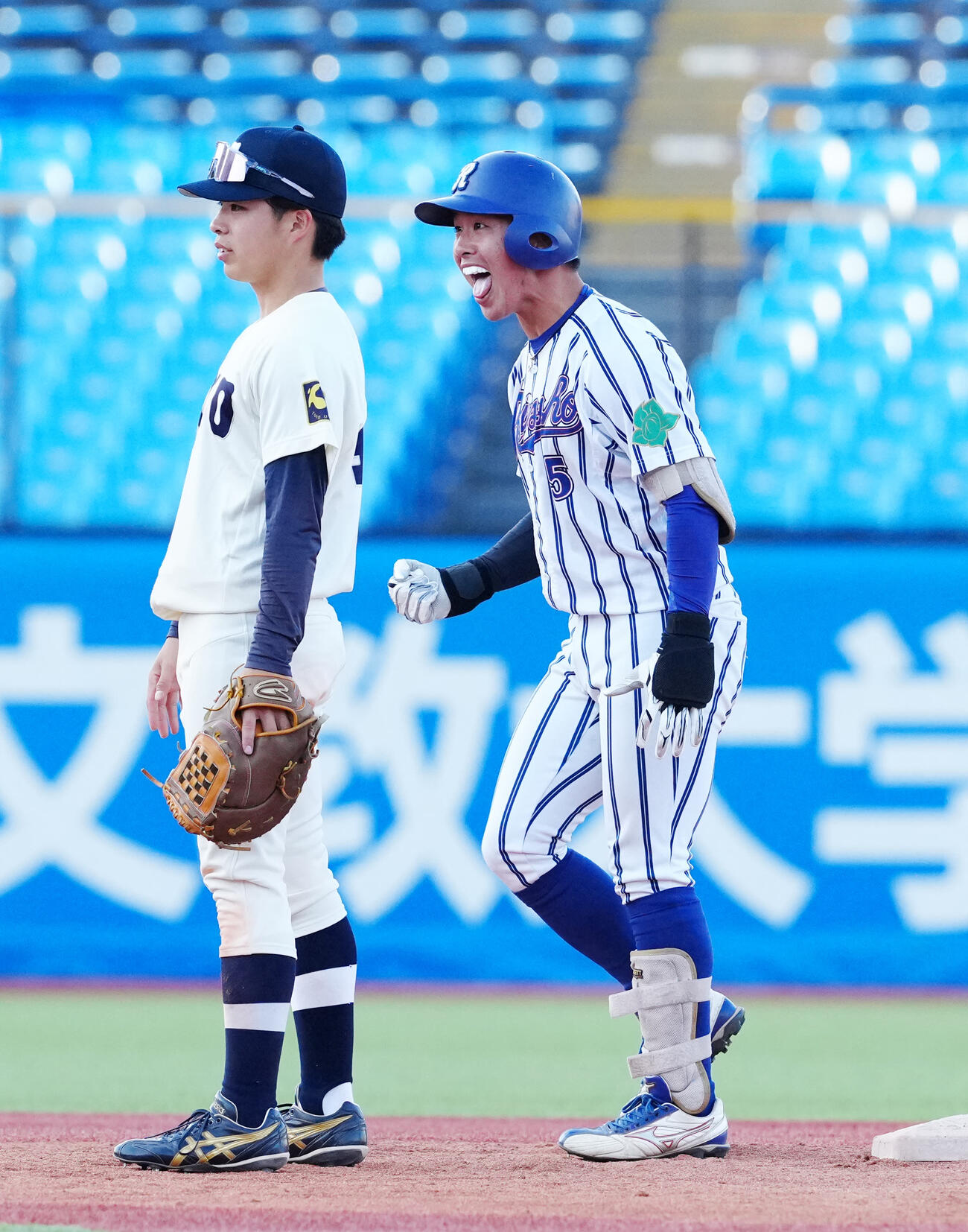 立正大対東洋大　5回表立正大2死一、二塁、2点適時二塁打を放ち、ガッツポーズを見せる三好（右）（撮影・江口和貴）